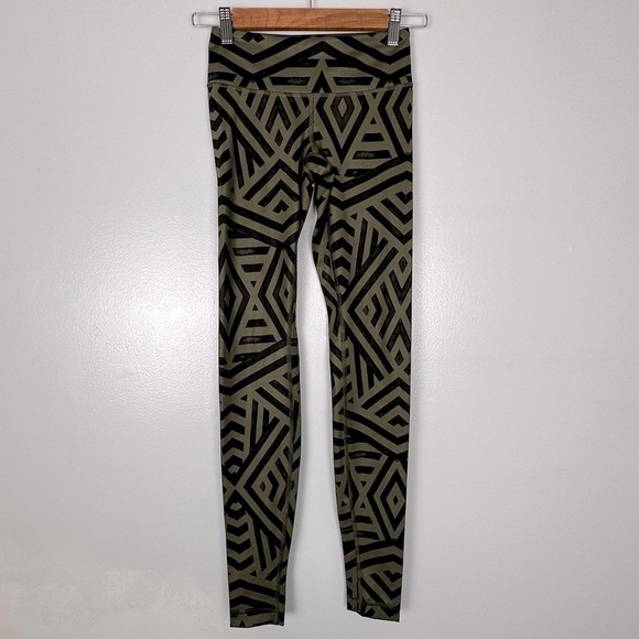 LULULEMON Wunder Under Pant Full-On Luxtreme Size 2 Chevron Shuffle Green Black - Picture 1 of 7
